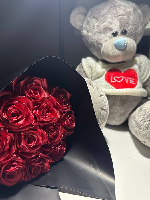 Атласный букет роз + мишка