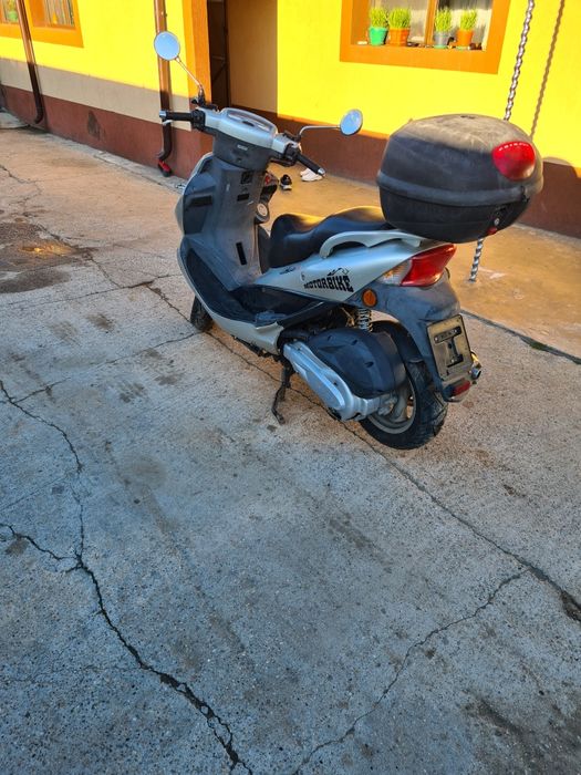 Vând scuter kymco 250