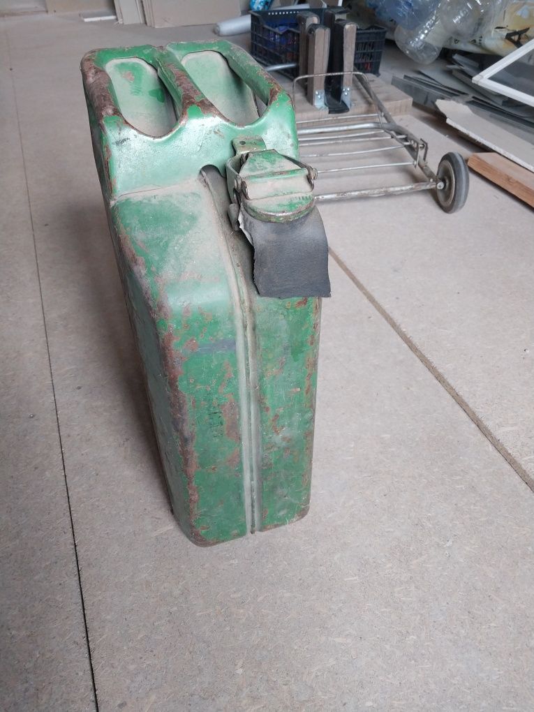 Продам канистру 20л