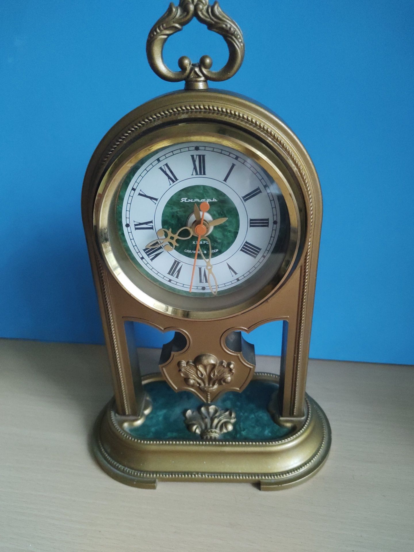 Каминен кварцов часовник Янтар