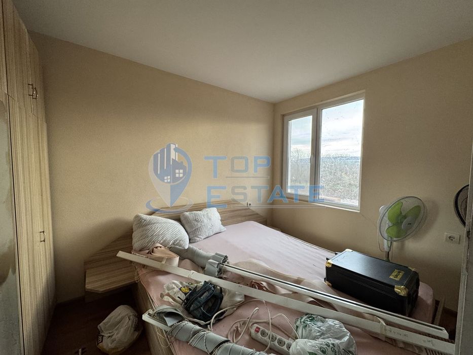 Тухлена къща с голям двор в село Хотница, област Велико Търново