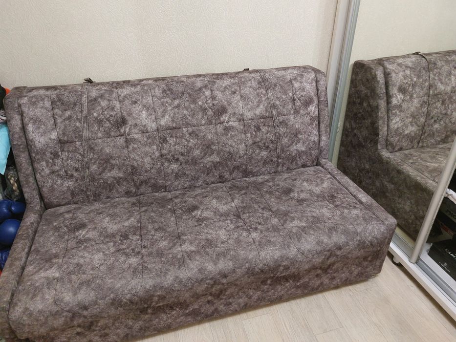 Продам диван  в хорошем состоянии срочно