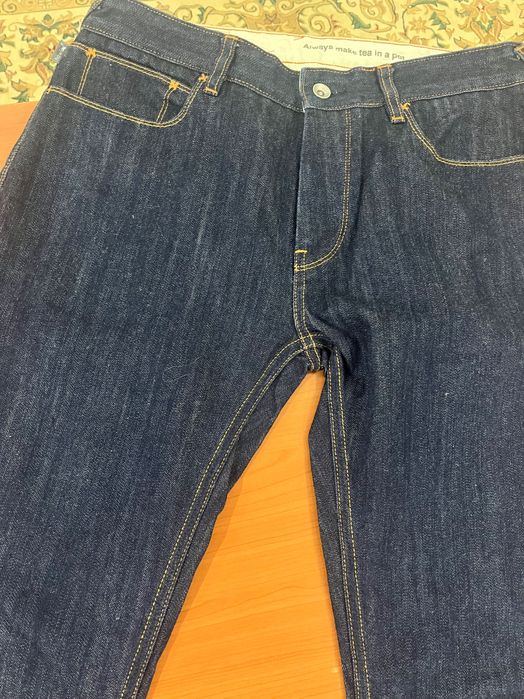 Новые темно-синие джинсы, Англия (Уэльс).