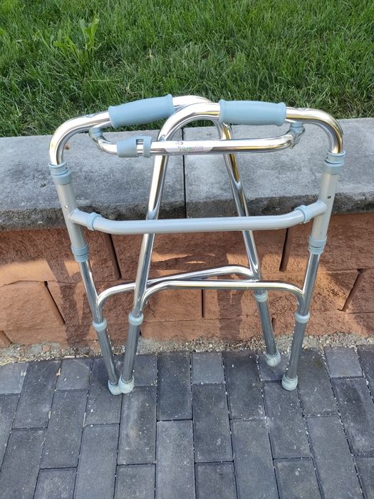 Cadru aluminiu foarte ușor .stare foarte buna.reglabil inaltime