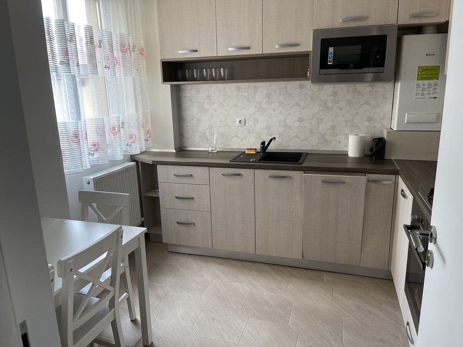 Inchiriez apartament doua camere centru Crinului bloc nou cu parcare