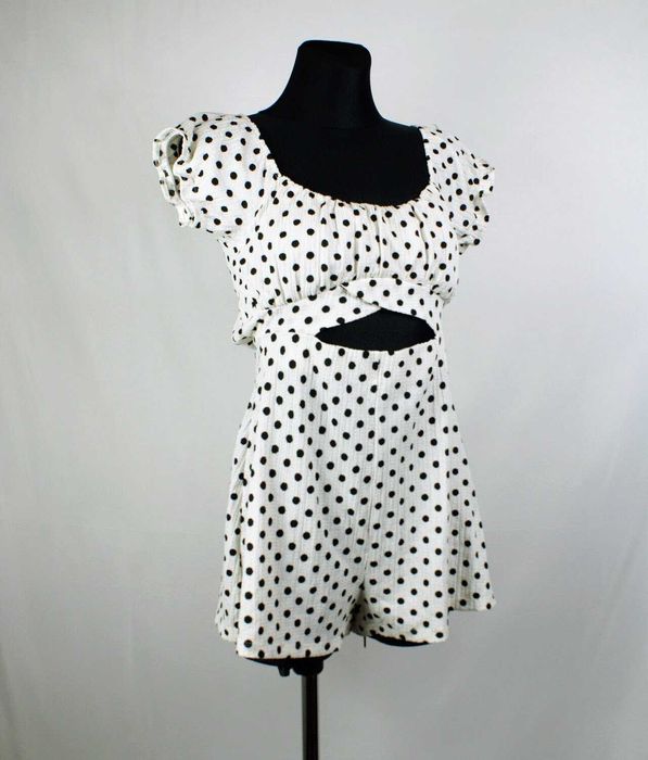 Salopetă scurtă Bershka albă cu buline – mărimea S, nouă cu etichetă