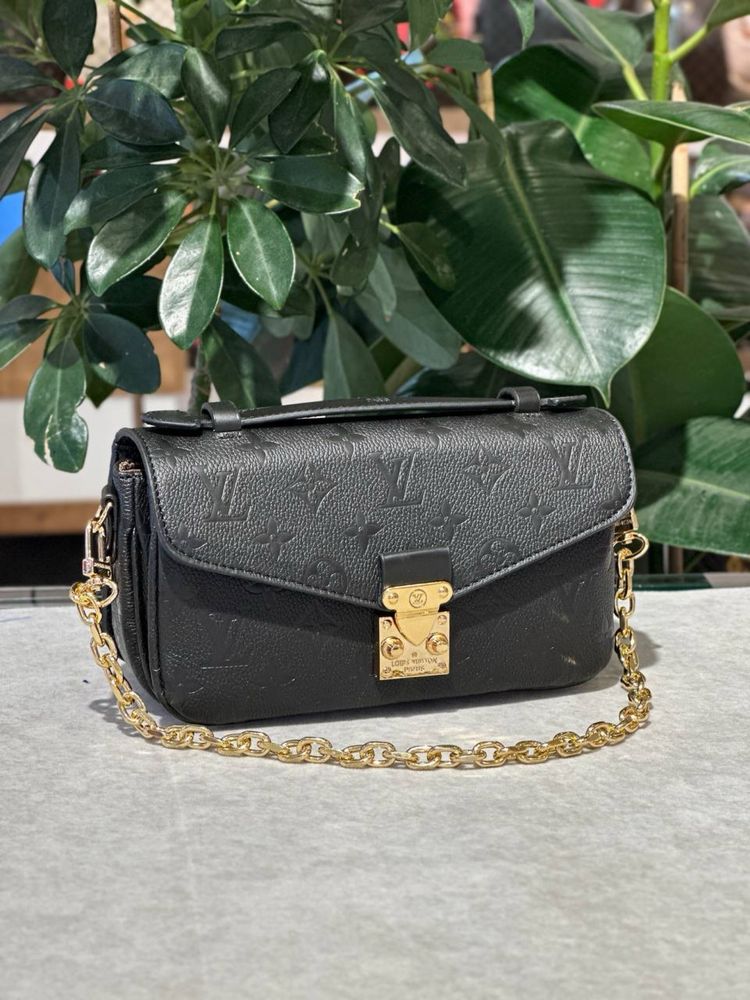 Geanta Louis Vuitton Noua !!! Dimensiuni 22/13 !!!