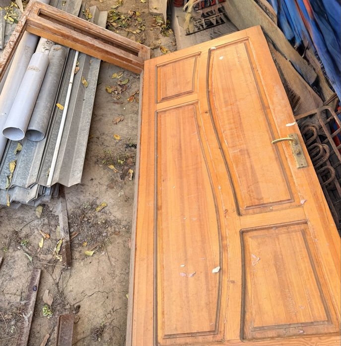 Taxta eshik sotiladi