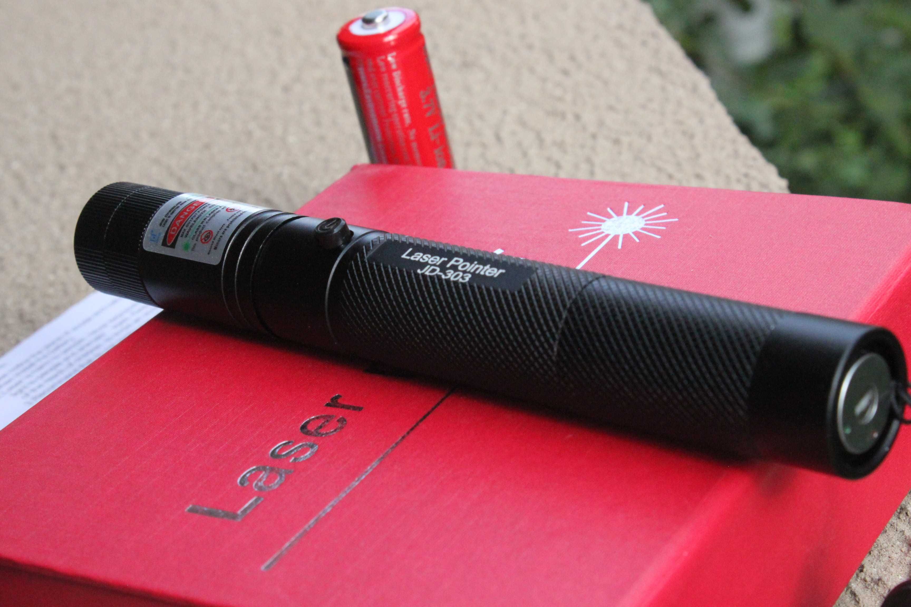 Laser pointer Verde 10000 MW 303 Acumulator+Incarcator inclus NOU!