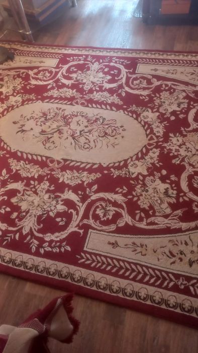 Красный ковер, хорошего качества