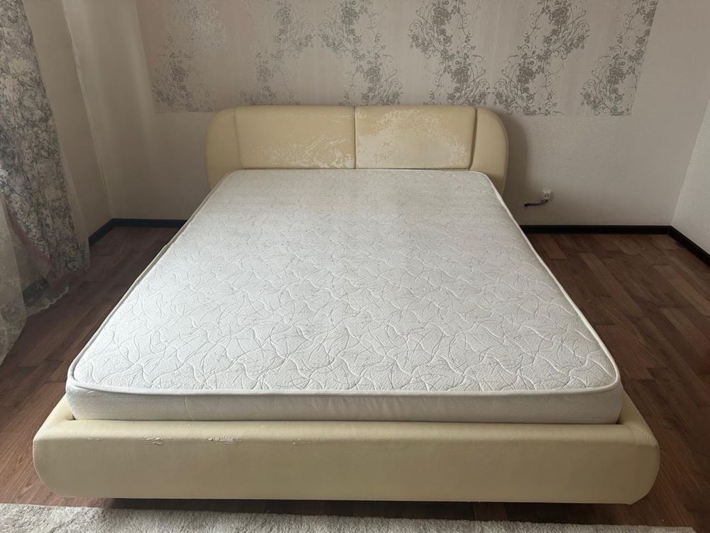 Продам кровать с матрасом