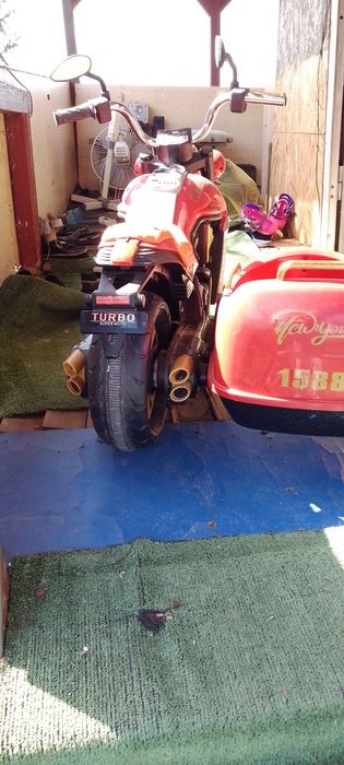 Vând motocicleta cu atas copii electrica