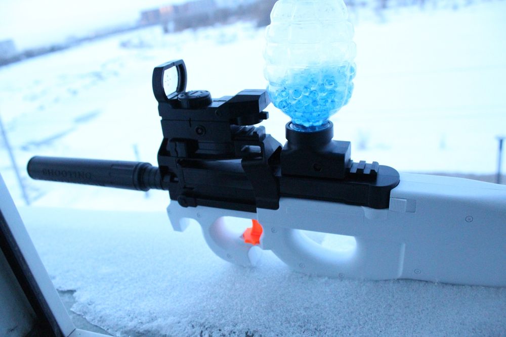 Игрушечный автомат P90