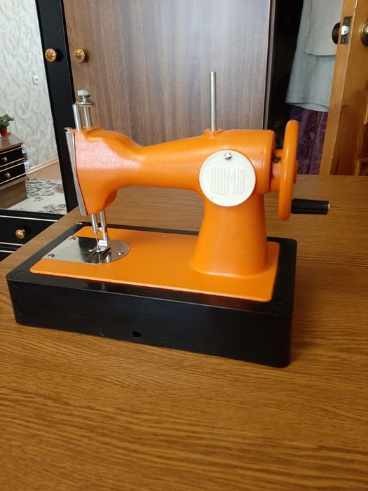 Детская швейная машинка