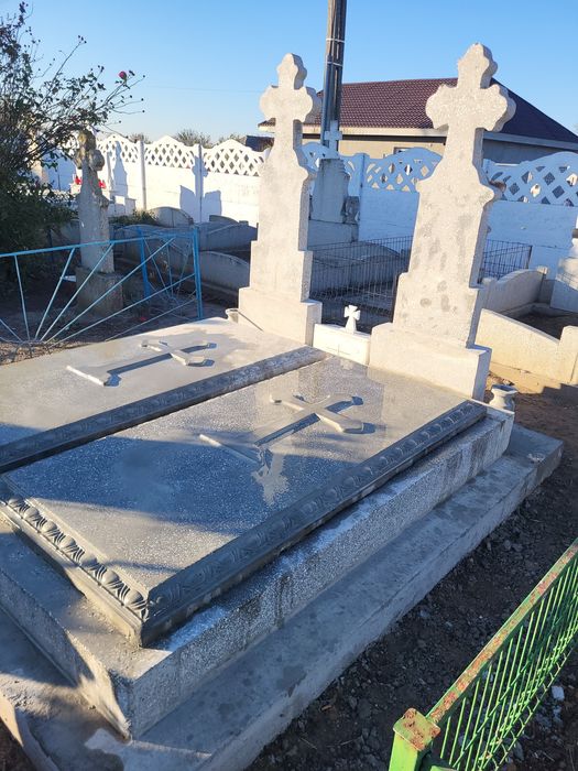 Monumente funerare
