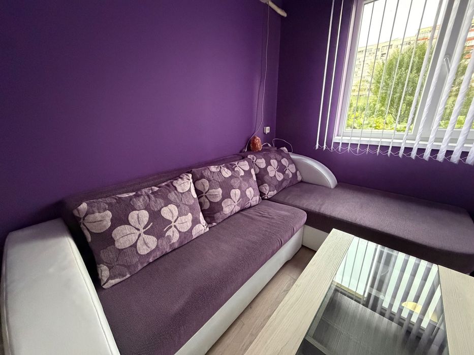 Ъглов диван в лилав цвят, комбинация от текстил и кожа!