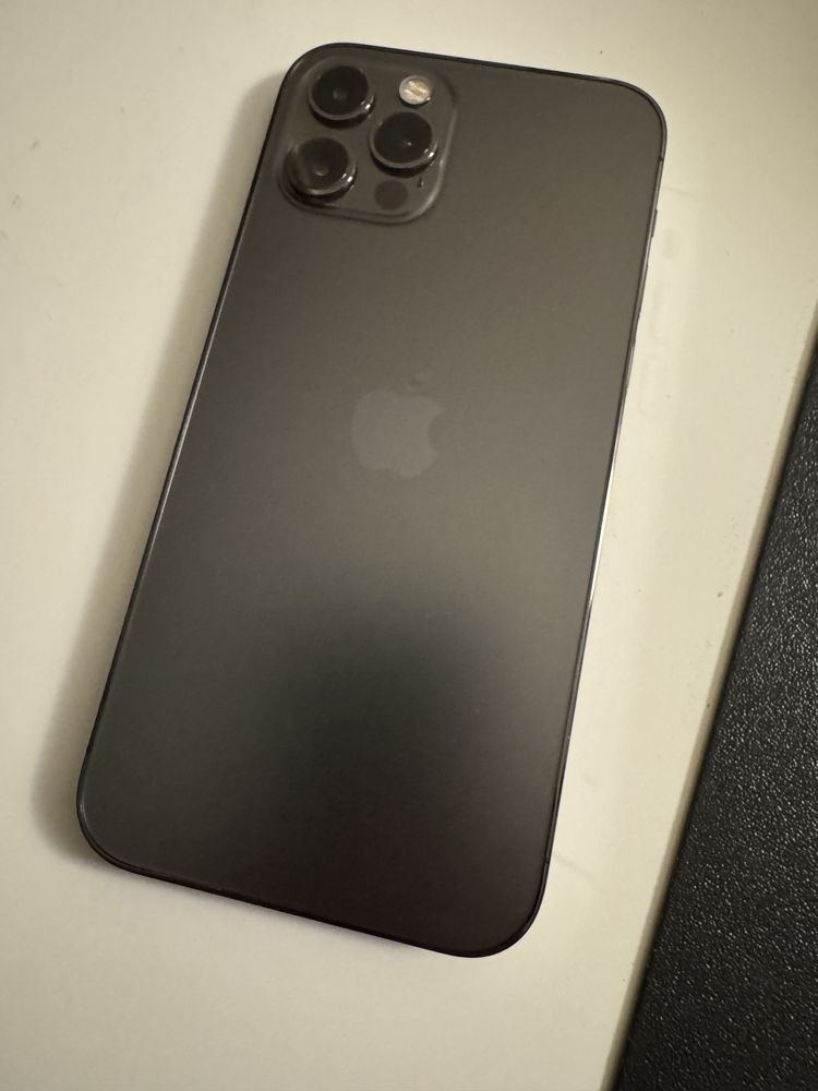 iPhone 12 Pro в много добро състояние с калъф