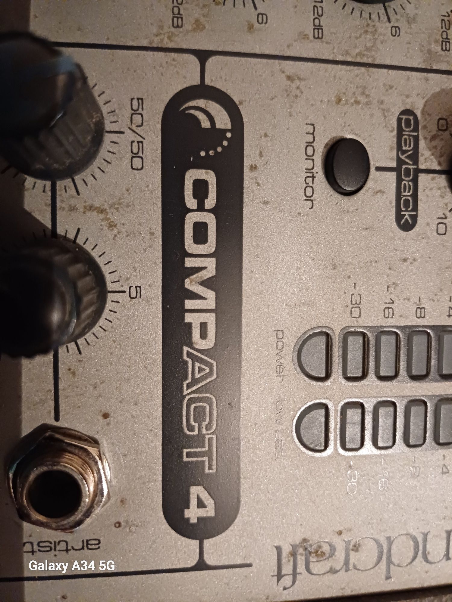 Продавам Soundcraft Compact 4