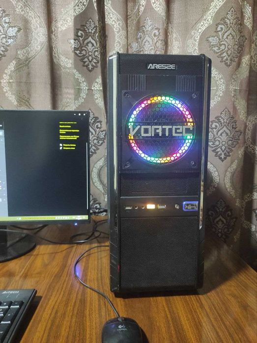 Системный блок с монитором.