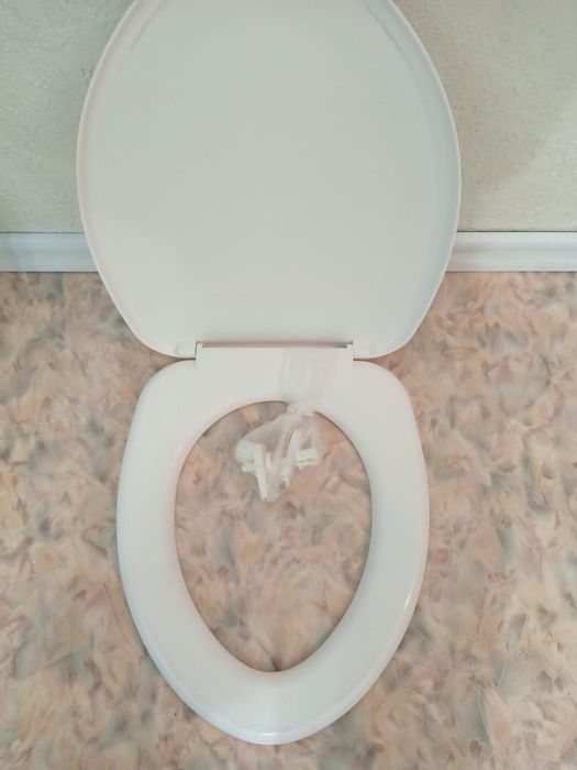 Бак для унитаза,крышка с креплением