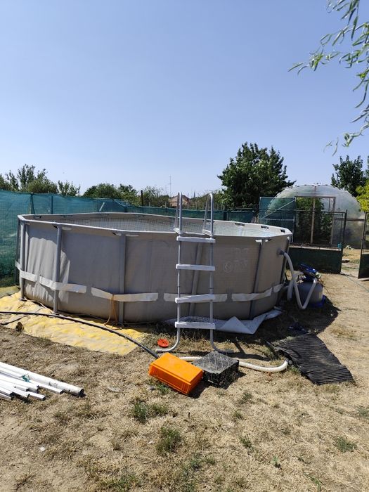 Piscina mare de vânzare.