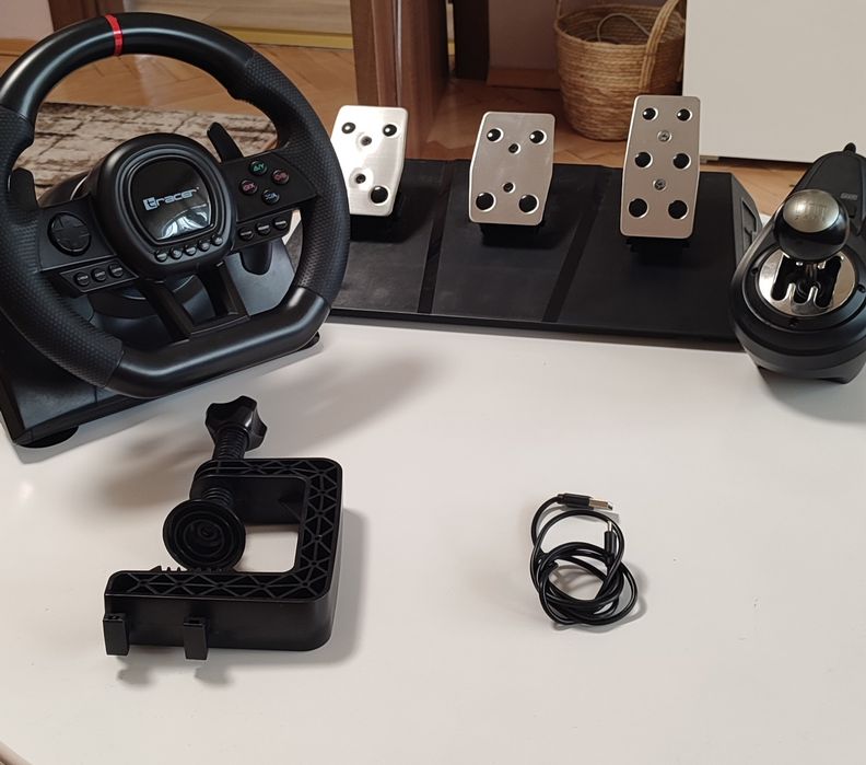 Геймърски волан с ръчка и педали.