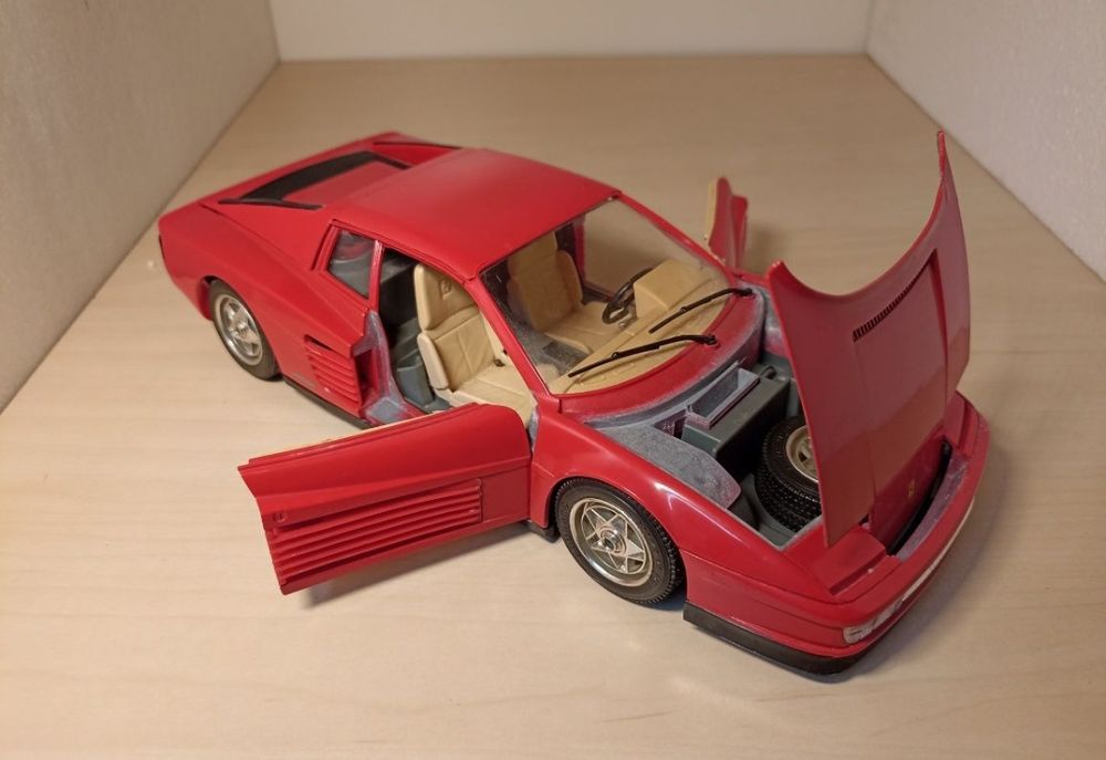 Ferrari testarossa 1984
Scara 1:18
Producător bburago
Material metal+p