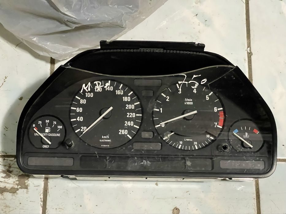 Щиток приборов BMW E32 m70 750i БМВ Е32  750i