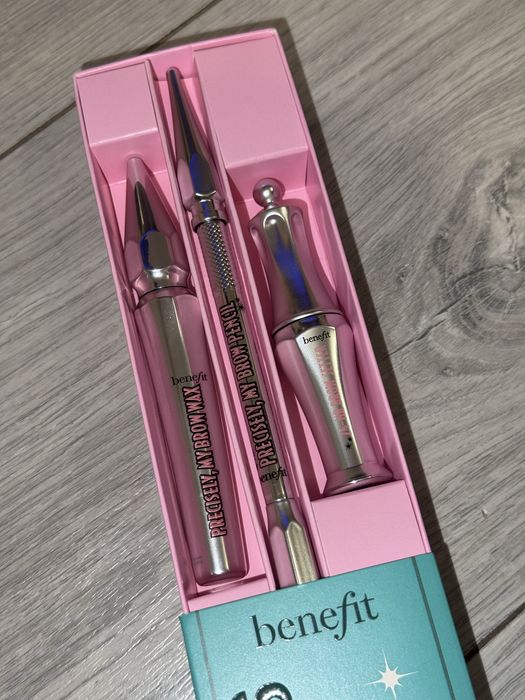 Комплект за вежди от Benefit