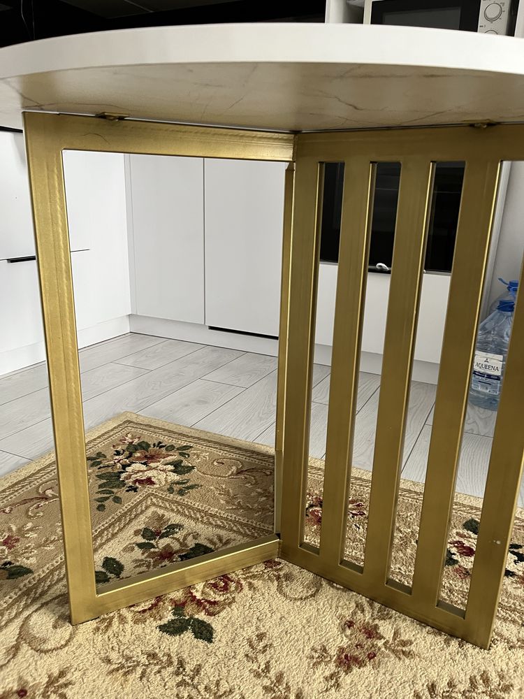Продается.       Стол диаметр.     90*90