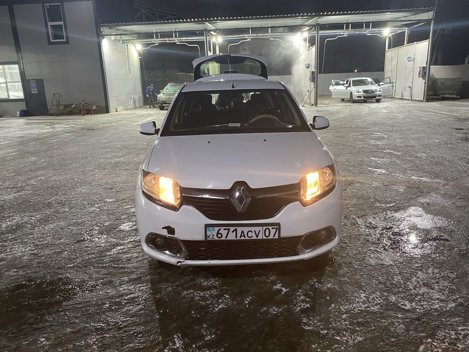 Renault sandero 1 поколение 2015
