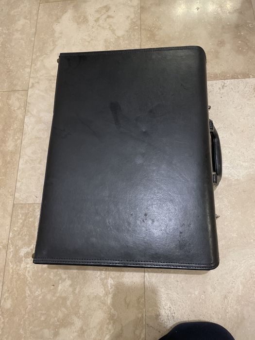 Servieta piele neutilizata