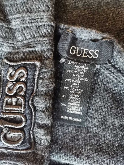 Мъжки зимен аксесоар  шапка и шал на марката Guess