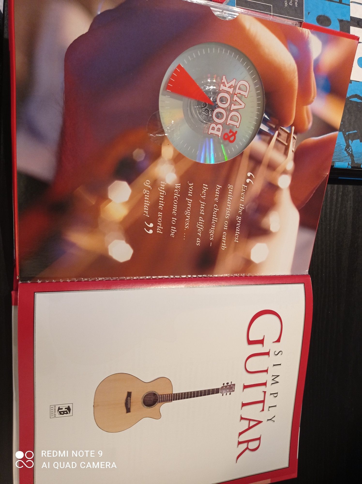 Lot două cărți: "Biblia unei trupe muzicale"+"Învăța singur chitara"