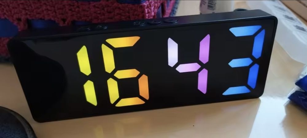 Vând ceas de masă led color ,cu alarme