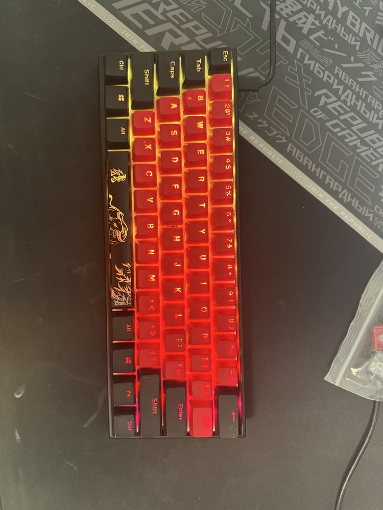 Ducky Mecha Mini 60% – за ремонт/части + custom keycaps.