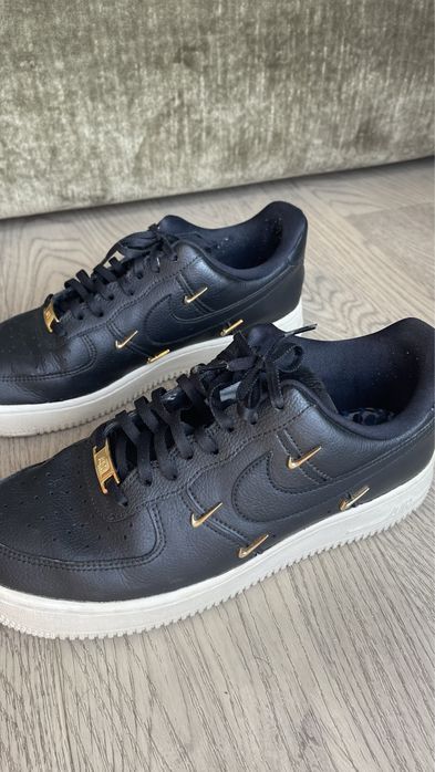 Nike Air Force negri cu detalii aurii