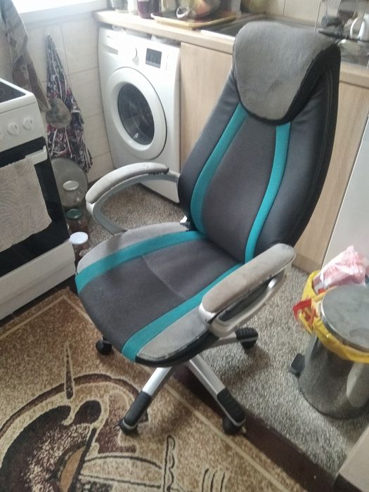 Няколко офис стола