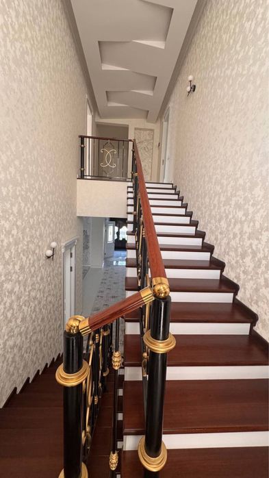 Просторный дом с дизайнерской отделкой