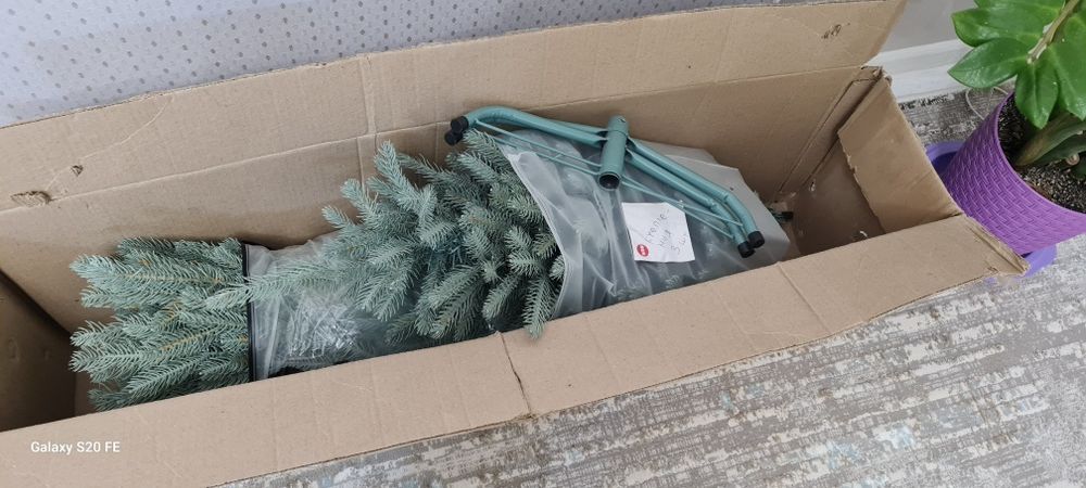 Продам ёлку литую 1,5 м как живая и люльку переноску YOYO