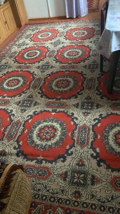 Продам ковры,стол,стенка,диван