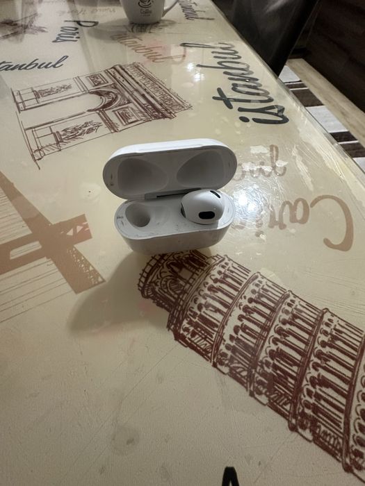 Наушники . Один с кейсом но без пары .  Второй олин . Без кейса и пары
