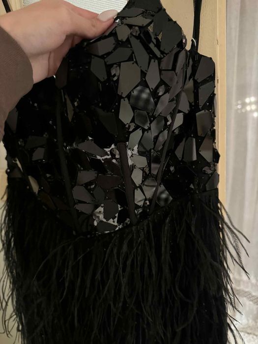 Бална рокля черна с пайети и пера