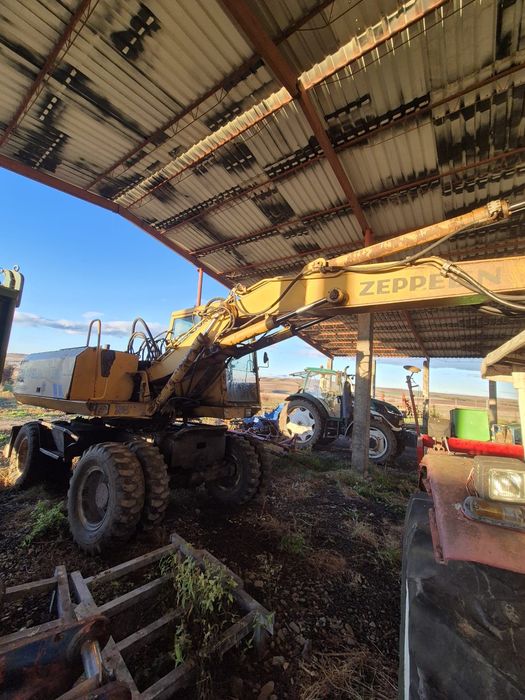 Excavator pe roți  zeppelin zm 15 t cat