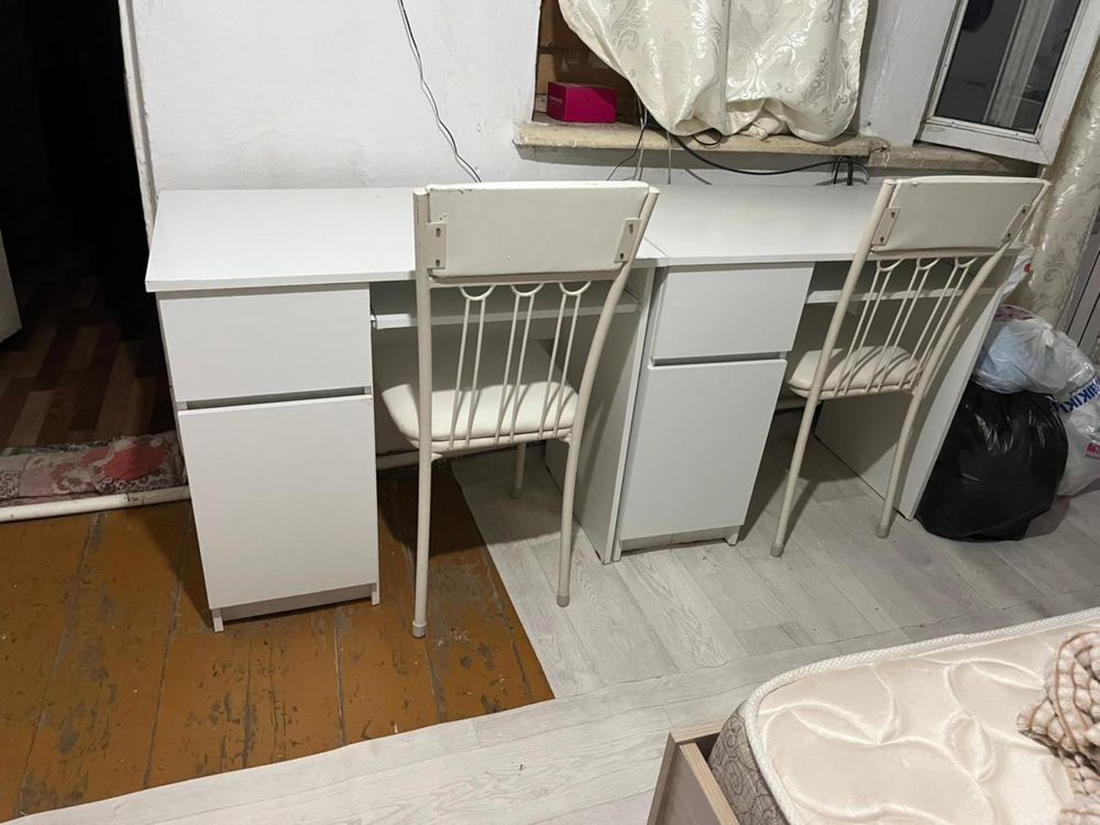 Продам кровать,шкаф,парта два полных набора