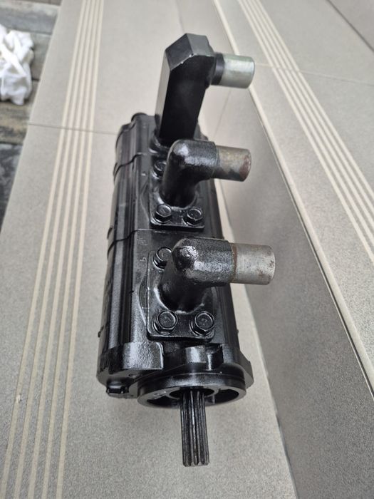 Pompă hidraulica tripla KAYABA