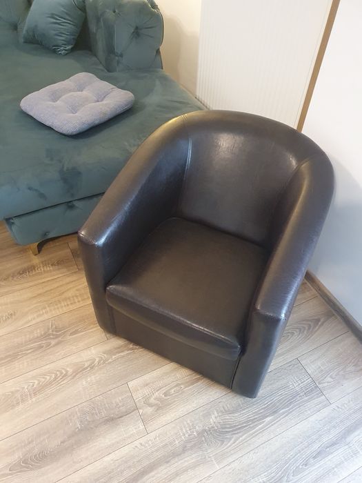 Vând fotolii Tudor 3 bucati. Preț bucată 150.