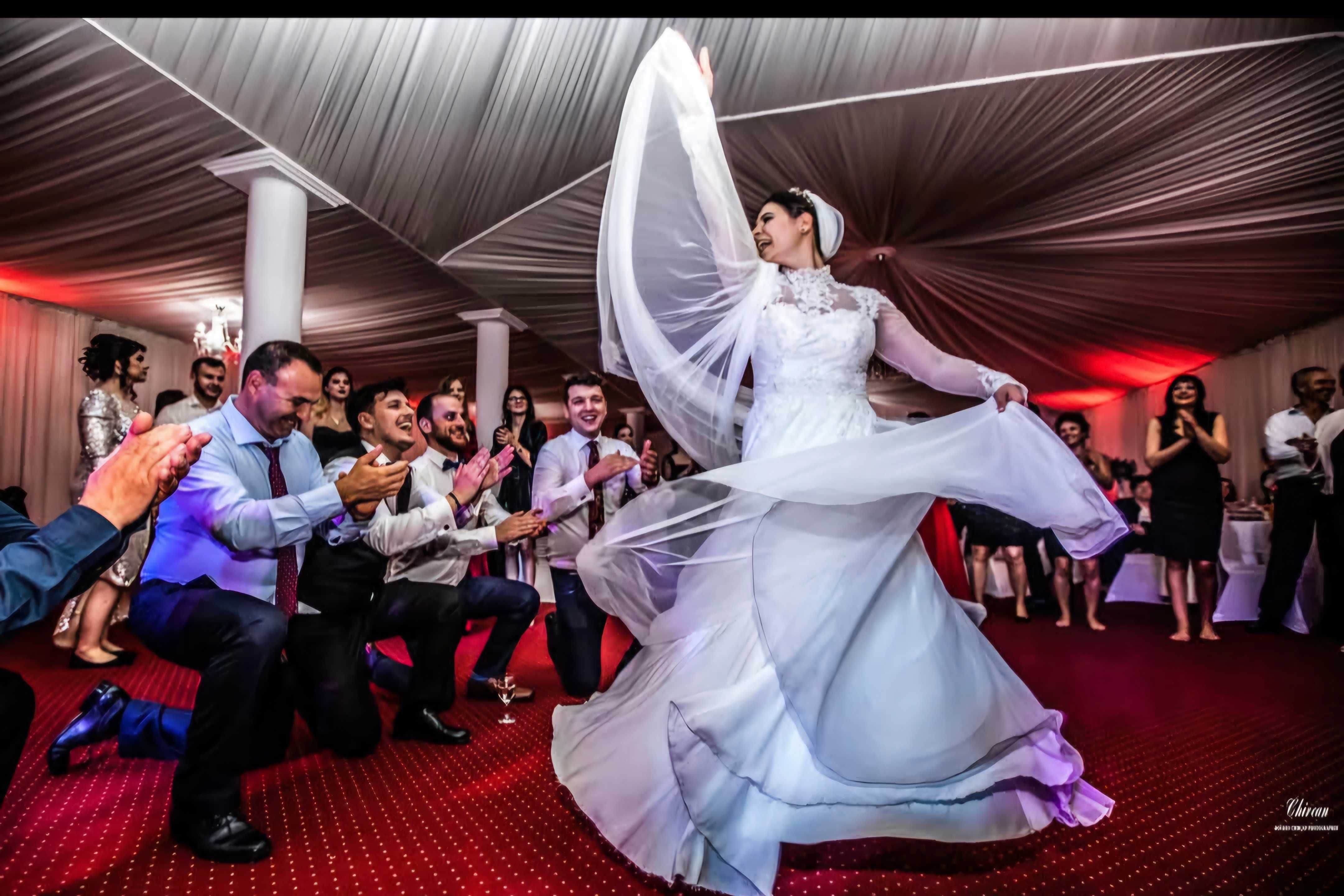 Rochie de mireasă brodată manual, stil palat, cu gât și mâneci lungi.