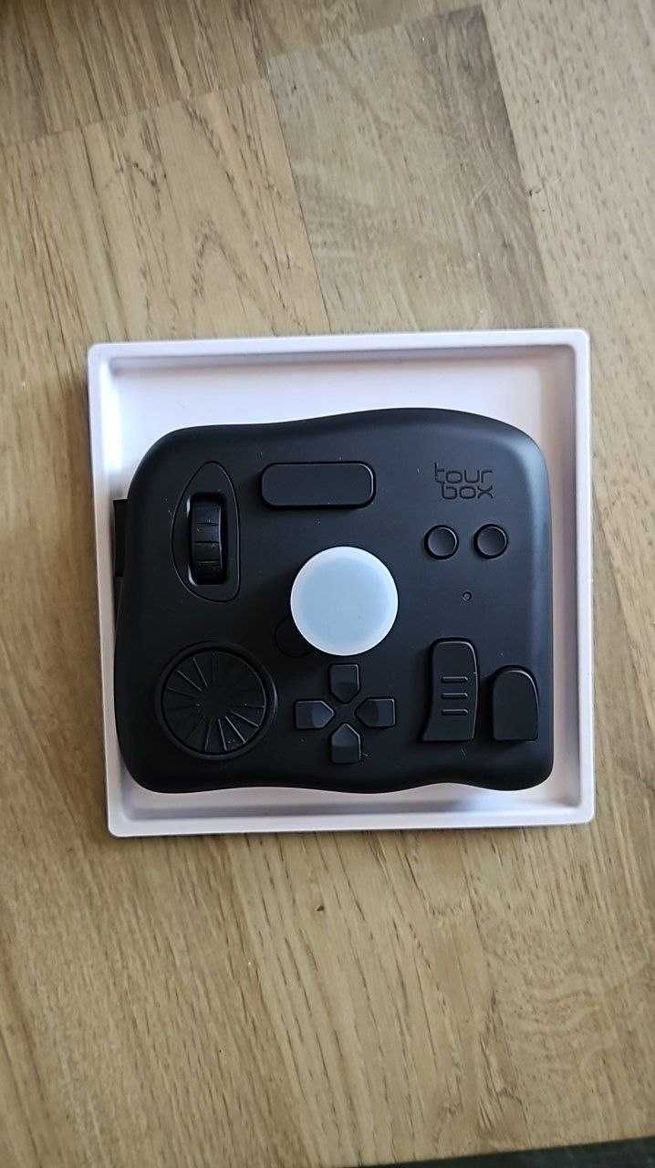 TourBox Elite - Bluetooth контролер за редактиране на видео и снимки