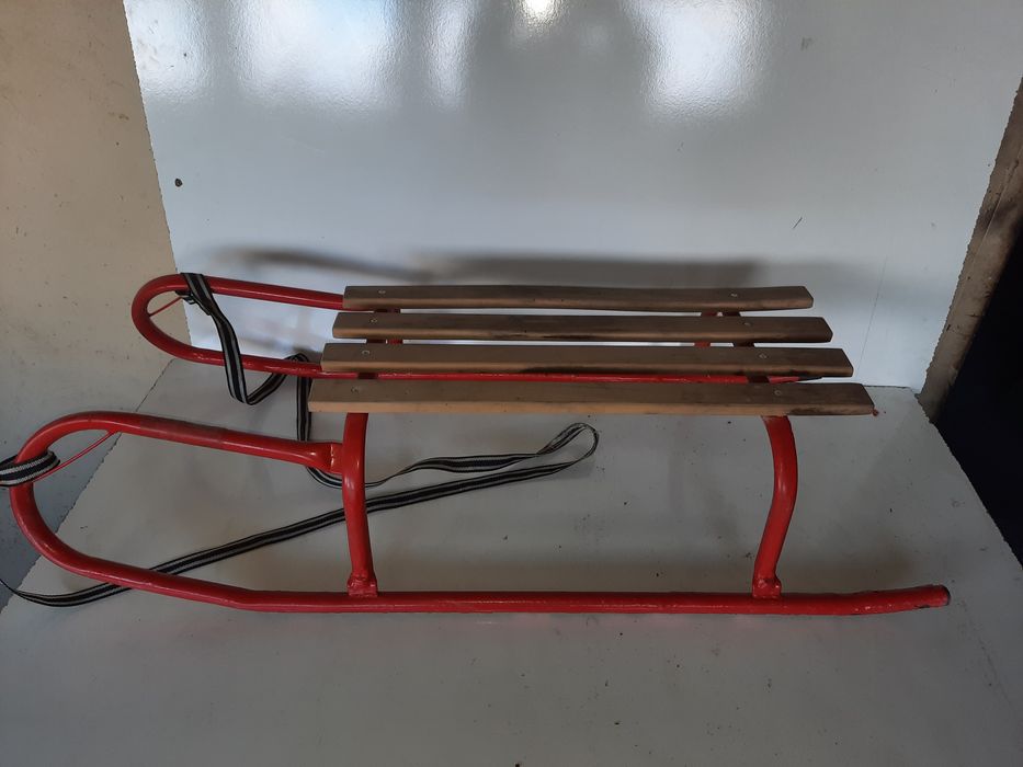 Детска метална шейна с дървена седалка